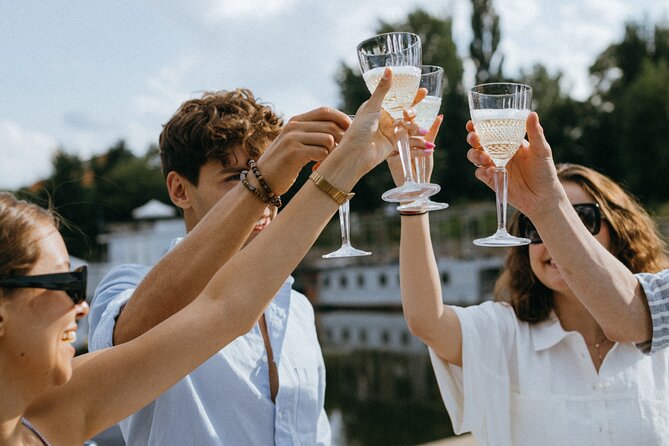 Bottomless Brunch and Cruise with Prosecco in Budapest - Arriving at Akadémia 2 ponton before noon