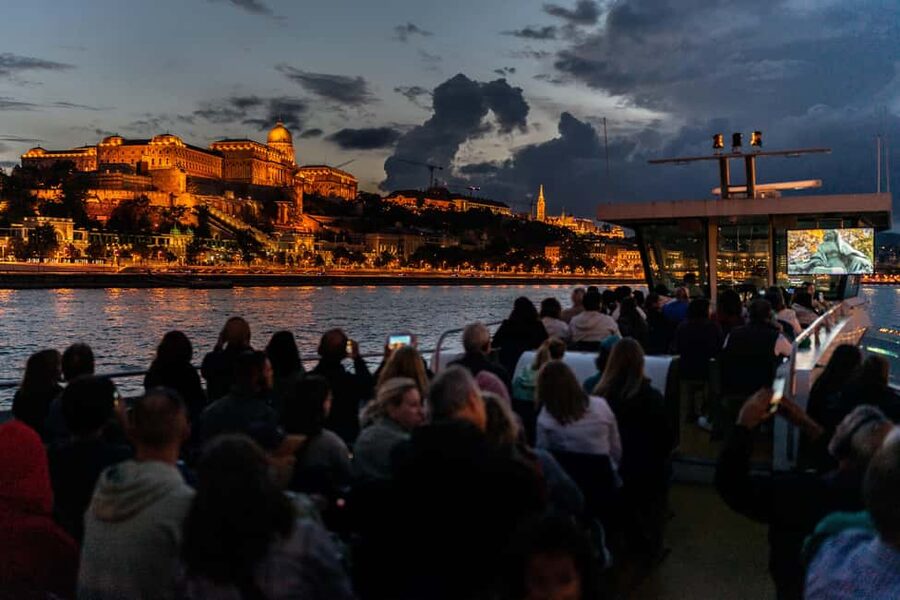 Budapest: 1-Hour Evening Sightseeing Cruise with Drink - Why an evening cruise works so well in Budapest
