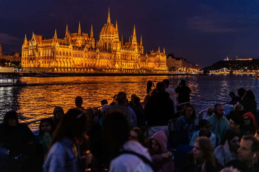 Budapest: 1-Hour Evening Sightseeing Cruise with Drink - Boarding and choosing your seat