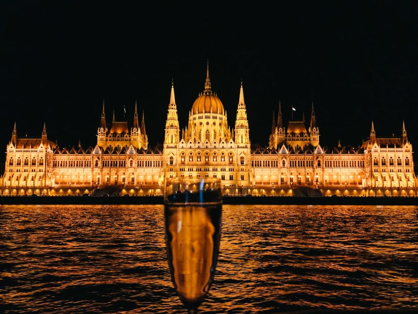 Budapest: 1-Hour Evening Sightseeing Cruise with Drink - The welcome drink and what it adds