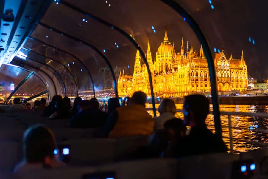 Budapest: 1-Hour Evening Sightseeing Cruise with Drink - Chain Bridge: Budapest’s most famous crossing
