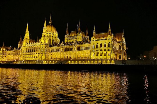 Budapest: 1-Hour Highlights Cruise with Welcome Drink - Buda Castle, Castle Garden, and Gellért Hill