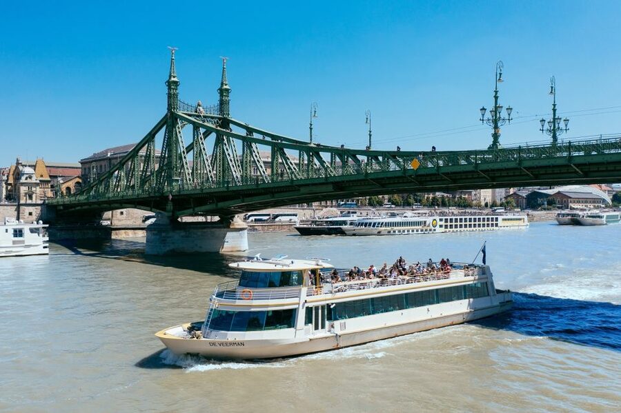 Budapest: 1-hour Sightseeing Danube River Cruise - Starting at Vigadó tér Dock 6