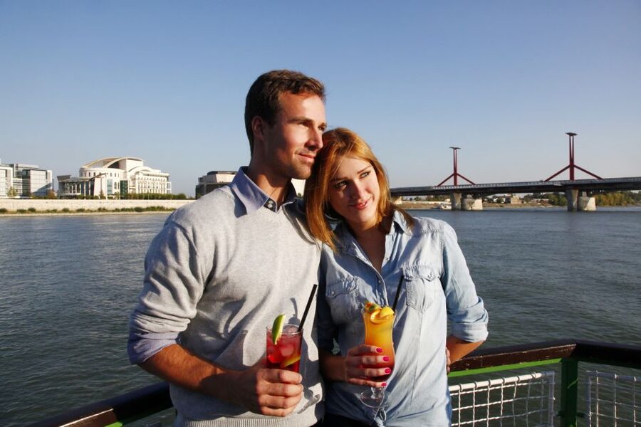 Budapest: 1 hr Sunshine Booze Cruise with Prosecco - Six bridges in one short sailing