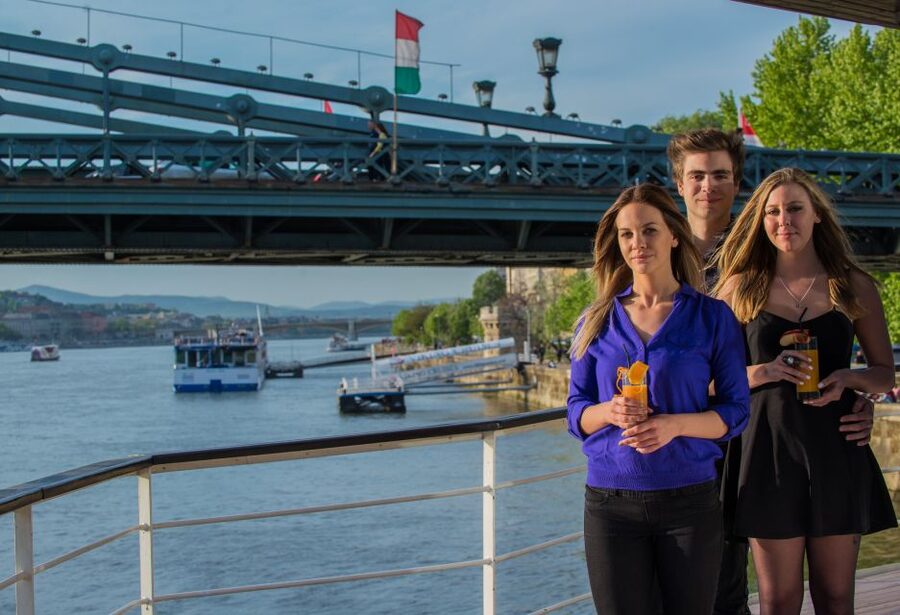 Budapest: 1 hr Sunshine Booze Cruise with Prosecco - What the $16 price really gets you