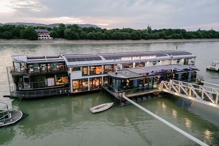 Budapest: 2-Course Dinner for 2 on a Boat Restaurant - Choosing a starter from five different directions