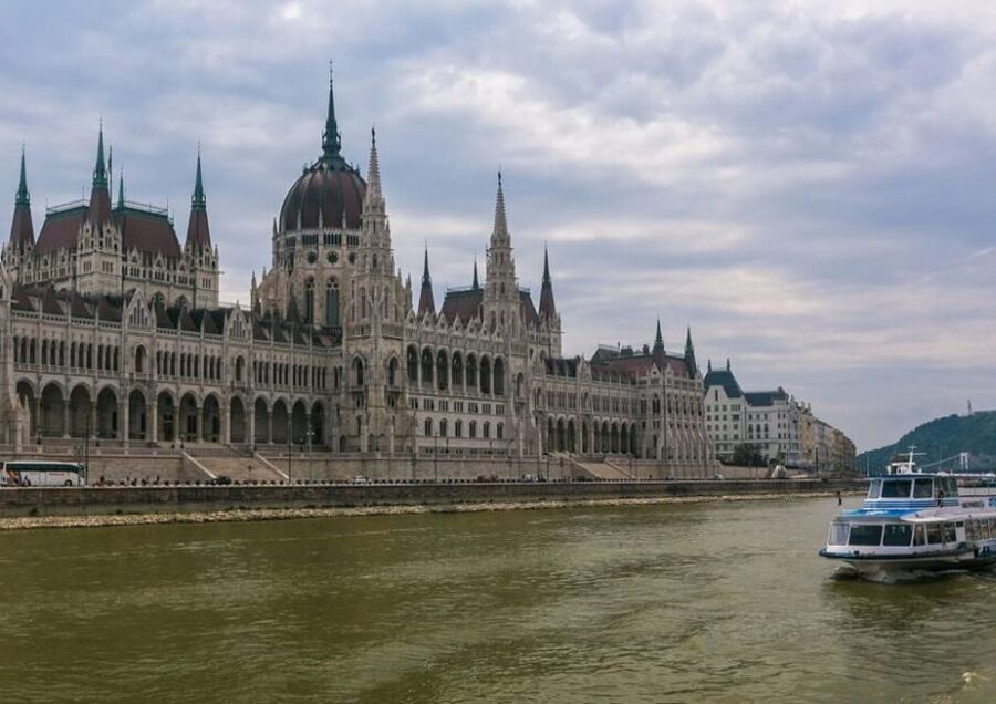 Budapest: 3-hour City Tour with Castle Walk + 1-hour Cruise - Gellért Hill and Budapest from above