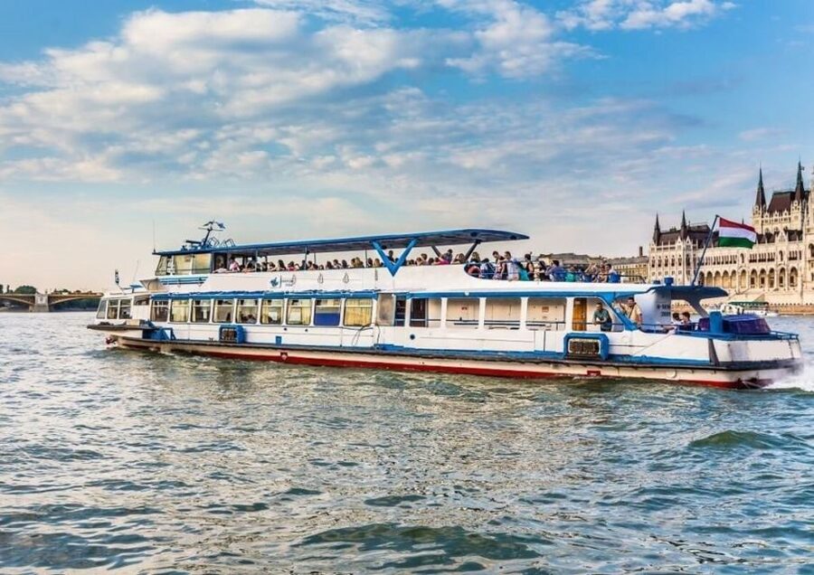 Budapest: 3-hour City Tour with Castle Walk + 1-hour Cruise - The one-hour Danube cruise