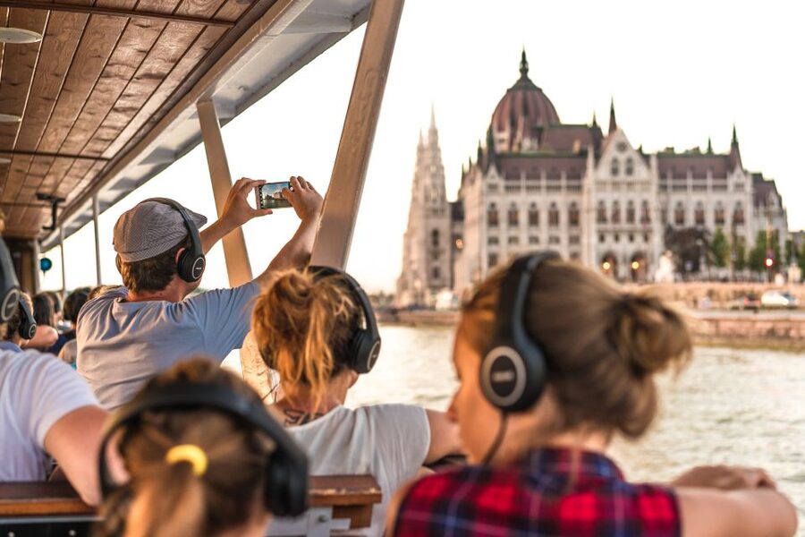 Budapest: 3-hour City Tour with Castle Walk + 1-hour Cruise - Guides, transport, and the pace of the day