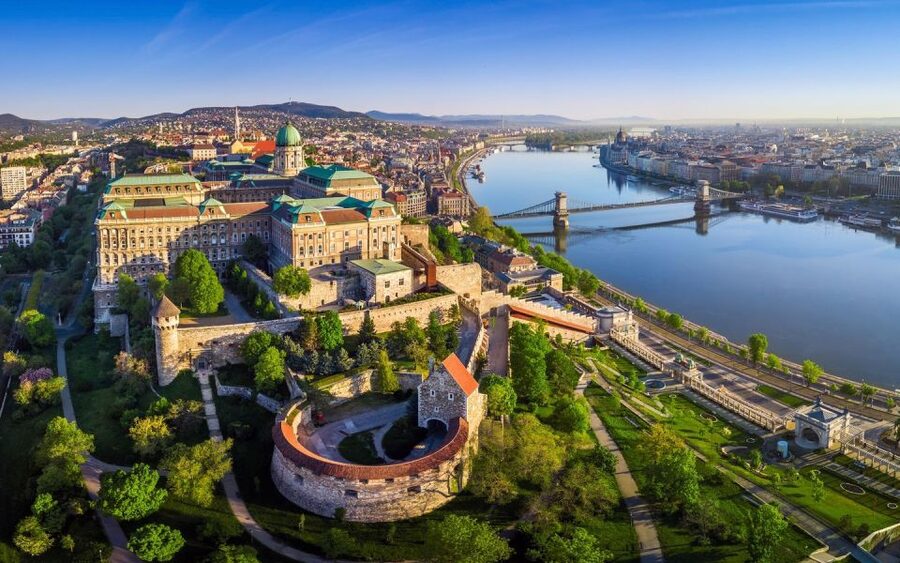 Budapest: 3-hour City Tour with Castle Walk + 1-hour Cruise - Parliament and the crossing to Buda