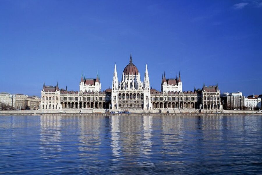 Budapest: 3-Hour Grand City Tour and Castle Walk - What the guide adds to the experience