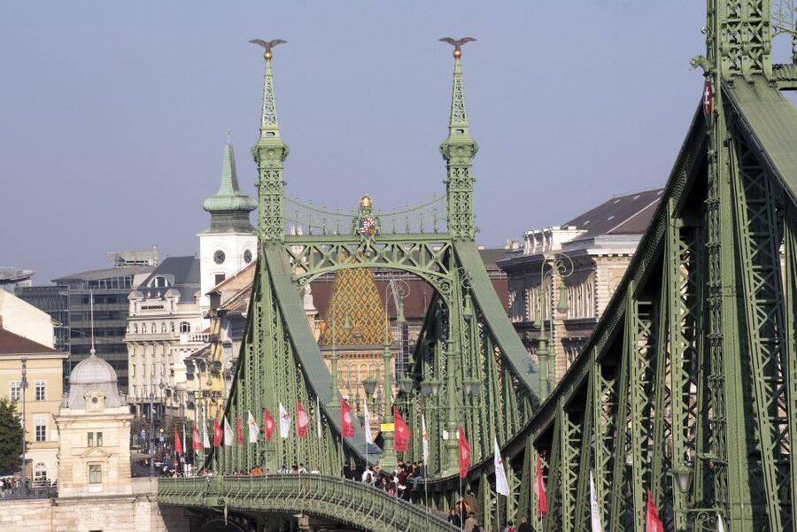 Budapest: 3-Hour Live Guided Sightseeing Tour - Key points at a glance