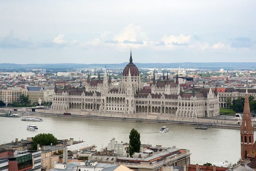 Budapest 3-Hour Walking Tour in Italian - Pest introduces the city’s public face