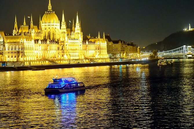 Budapest 4 course Dinner Cruise with Bar Piano and Welcome Drink - What this Danube dinner cruise actually offers