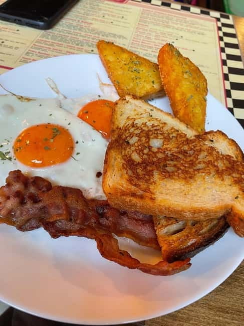 Budapest: 4-hour Bottomless Brunch w/ Cocktails & Craft Beer - Arriving at Ruin Brew in Budapest’s Jewish Quarter