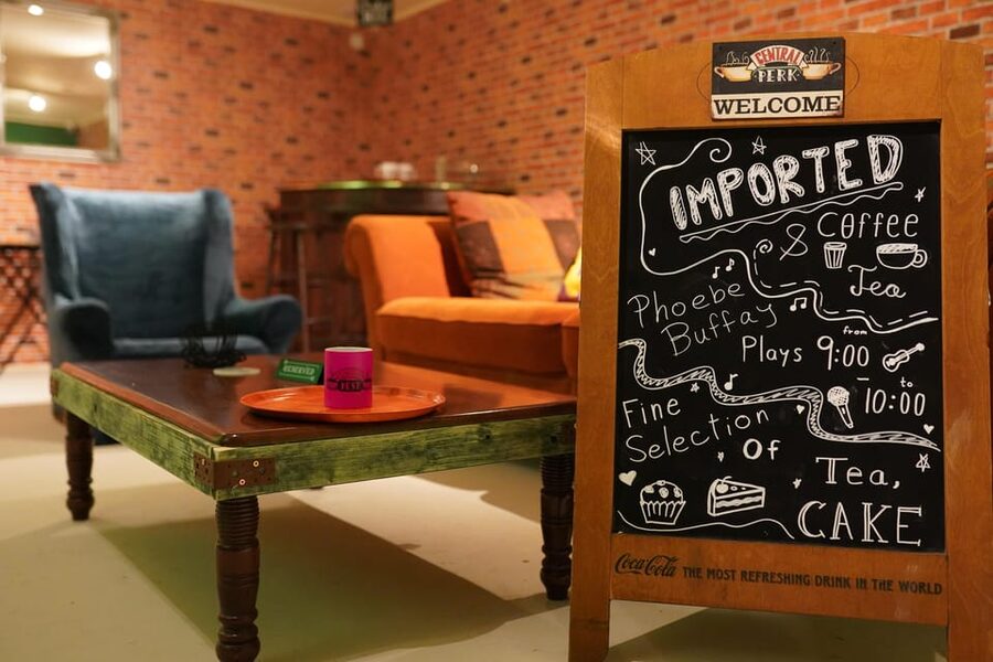 Budapest: 90s Sitcom Escape Room Adventure with Drinks - Monica’s kitchen sets the tone