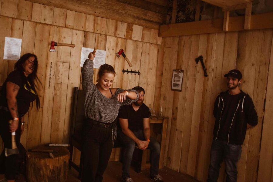 Budapest: Axe Throwing Experience - The first ten minutes: safety before strength