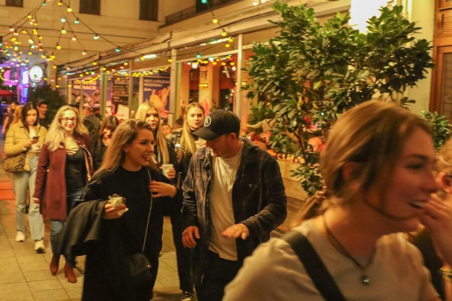 Budapest: Bar Crawl Tour with Local Drinks - Who should book this Budapest night out?