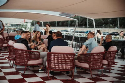 BBQ Dinner Cruise w/ Live Music & Unlimited Drinks