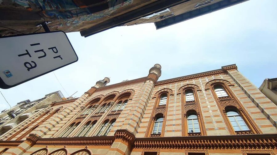 Budapest: Best of Downtown and Jewish Quarter Tour - Entering the Jewish Quarter Through Stories and Street Life