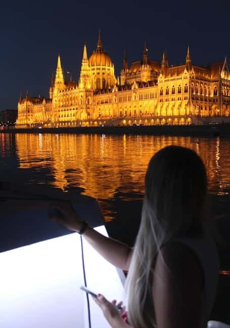 Budapest: Boat Cruise with Personal Guide and Drink - Key points at a glance