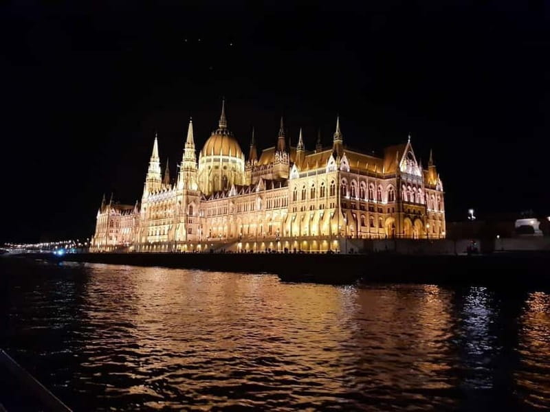 Budapest: Boat Cruise with Personal Guide and Drink - What happens during the one-hour cruise