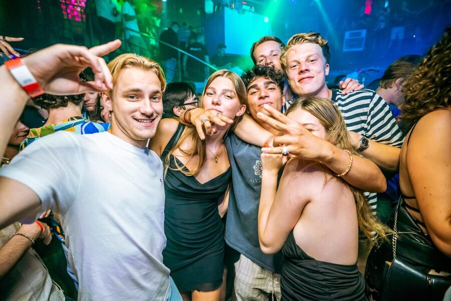 Budapest: Boat Party with option of Unlimited Drinks - Who should book this Budapest boat party?