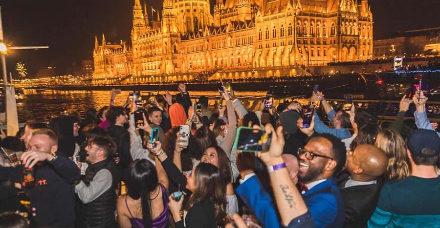 Budapest: Boat Party with option of Unlimited Drinks - What the landmark views are really like