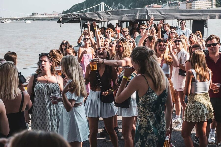 Budapest: Boat Party with option of Unlimited Drinks - The downtown after-party