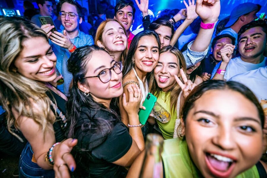 Budapest: Boat Party with option of Unlimited Drinks - Weather, timing, and practical planning