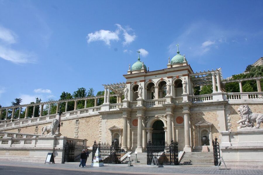 Budapest: Buda Castle Private Walking Tour - Walking through medieval and baroque Buda