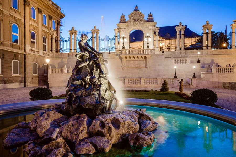 Budapest: Buda Castle Walk with Saint Stephen's Hall - Practical strengths and limits