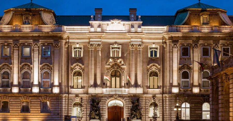 Budapest: Buda Castle Walk with Saint Stephen's Hall - What the $29 price buys you