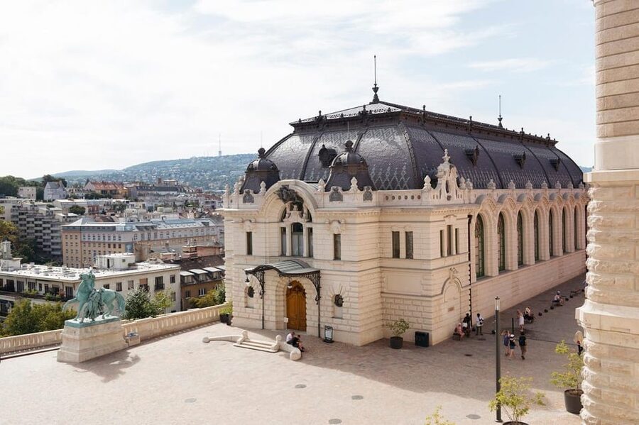 Budapest: Buda Castle Walking Tour & Folk Music Performance - Matthias Church and the Holy Trinity Statue