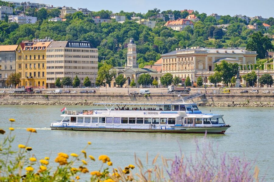 Budapest By Night Sightseeing Cruise - The Chain Bridge and Parliament in the opening minutes