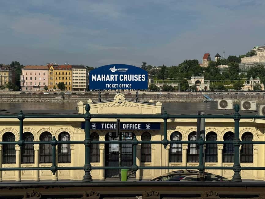 Budapest By Night Sightseeing Cruise - Gellért Hill and the southern turn