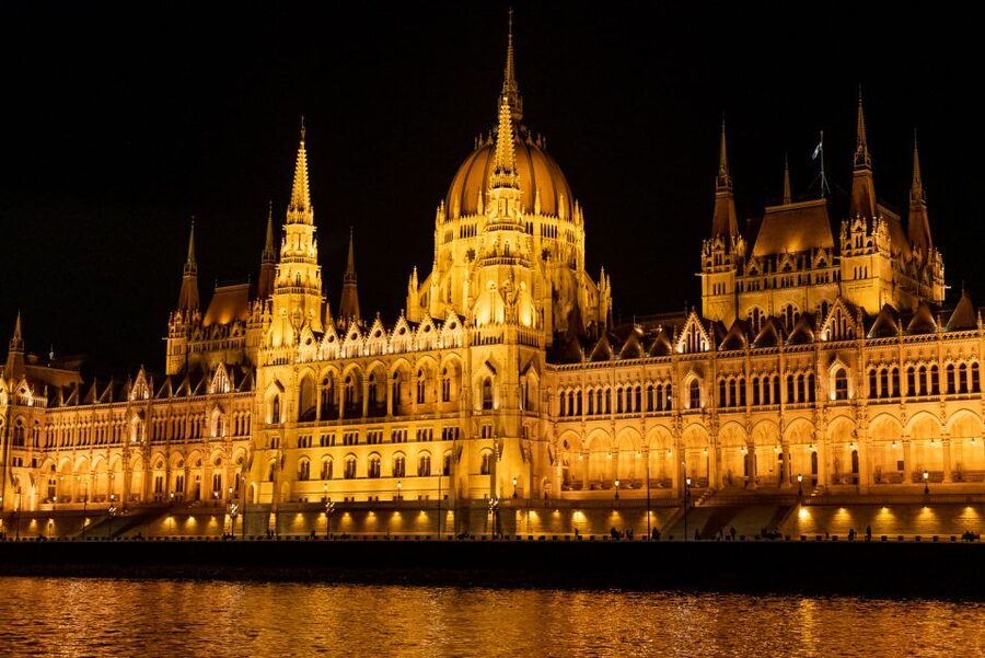 Budapest: Candlelit Dinner River Cruise with Live Music - Key points to know before boarding