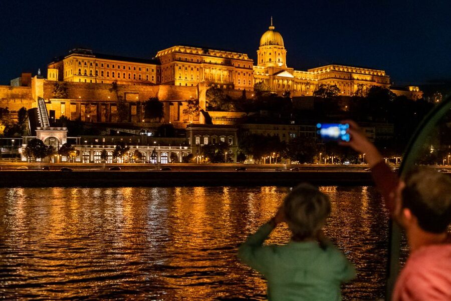 Budapest: Candlelit Dinner River Cruise with Live Music - Parliament after dark is the main event