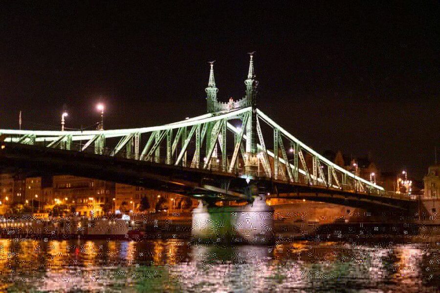 Budapest: Candlelit Dinner River Cruise with Live Music - Live music that supports the evening