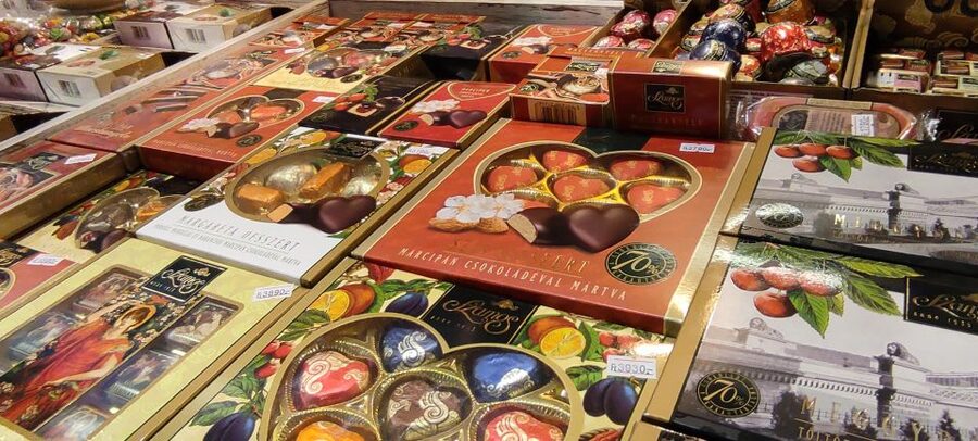 Budapest: Central Market Hall Guided Food Tour with Tastings - Three honeys and a taste of Hungarian produce