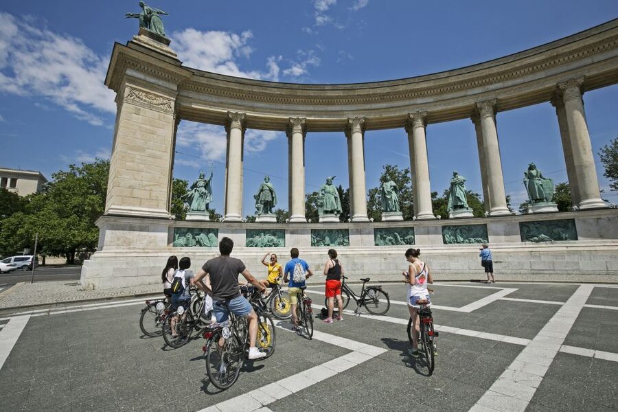 Budapest: City Bike Tour with Coffee Stop - Key points at a glance