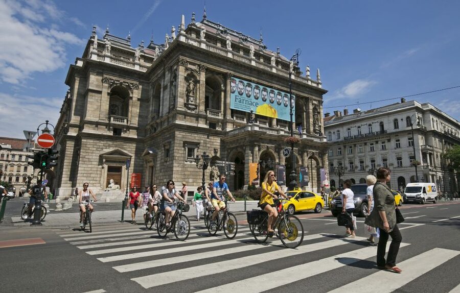 Budapest: City Bike Tour with Coffee Stop - Why a bike is useful in Budapest