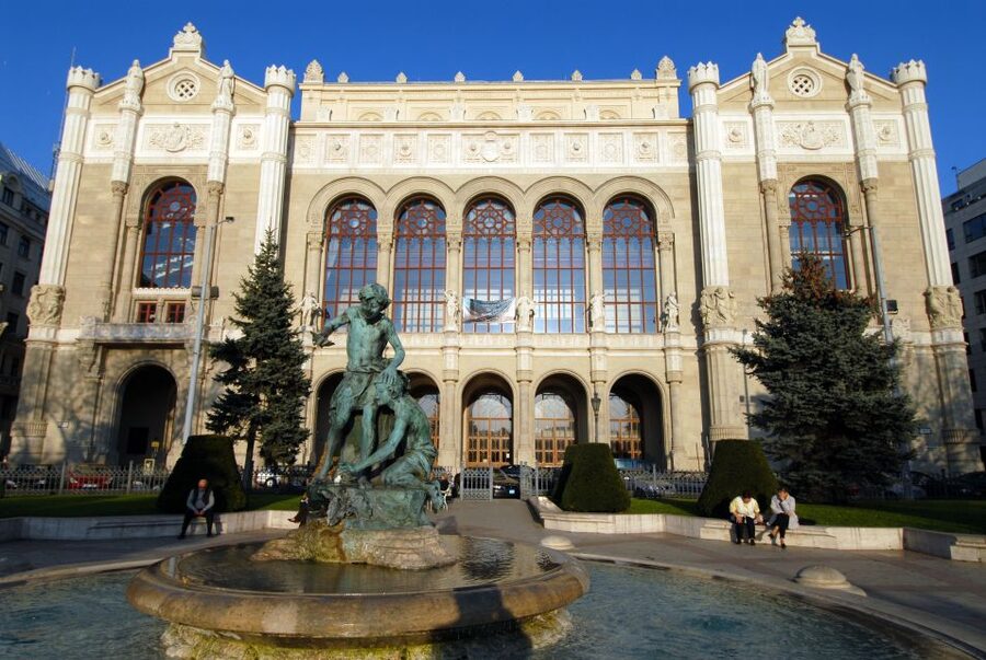 Budapest: City Discovery Tour - Guides, group comfort, and the small details