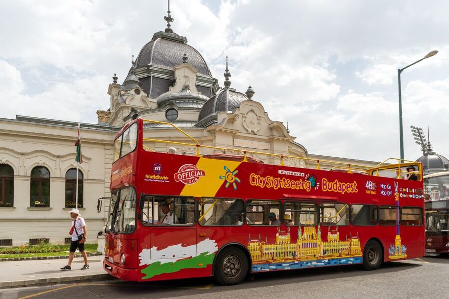 Budapest: City Sightseeing Hop-On Hop-Off Bus Tour & Extras - Why this bus works well in Budapest