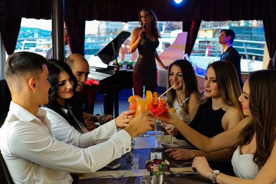 Budapest: Danube Drink and Piano Show - Why this Danube cruise works best at night