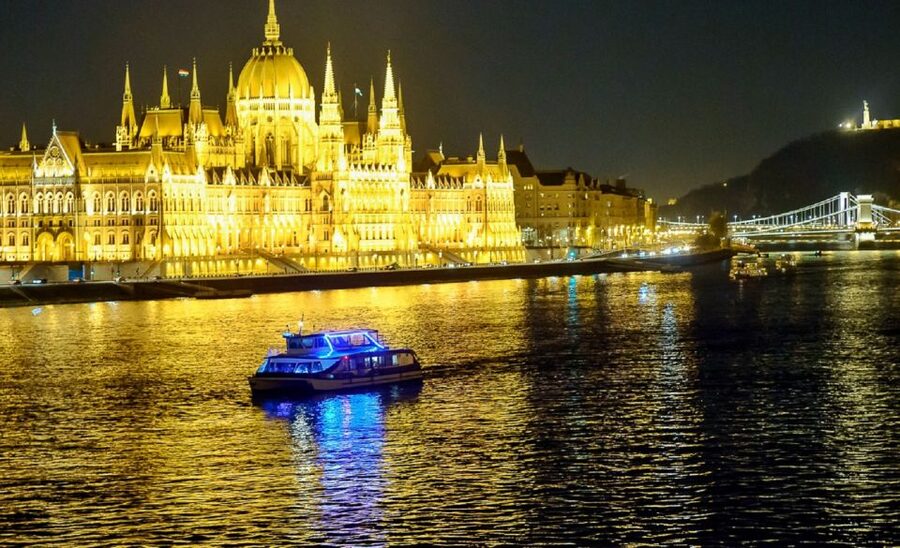 Budapest: Danube Drink and Piano Show - Buda Castle and Chain Bridge from the water