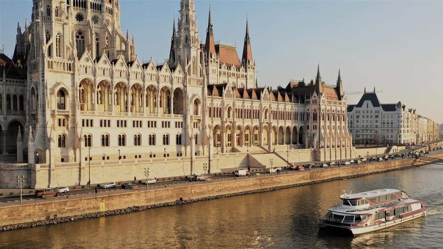 Budapest: Danube River City Lights Express Cruise - Upper deck views, seating, and crowd levels