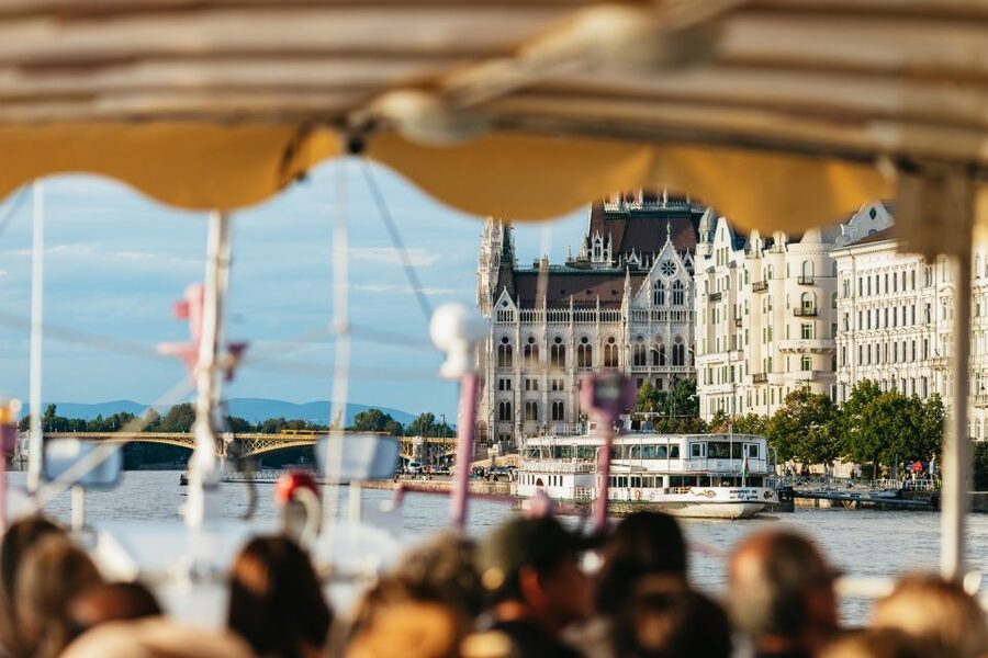 Budapest: Danube River City Lights Express Cruise - Chain Bridge and the first river views