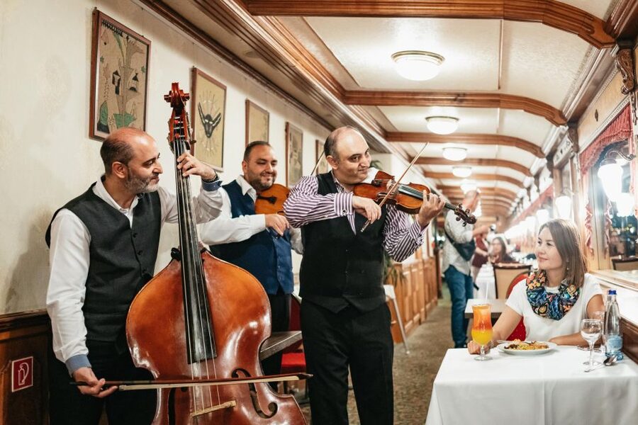 Budapest: Danube River Cruise with Dinner and Prosecco - Who should book this Danube dinner cruise?