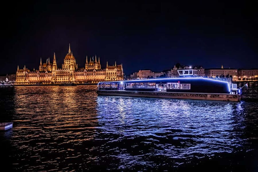 Budapest: Danube River Sightseeing Cruise with Audio Guide - Passing beneath the Chain Bridge